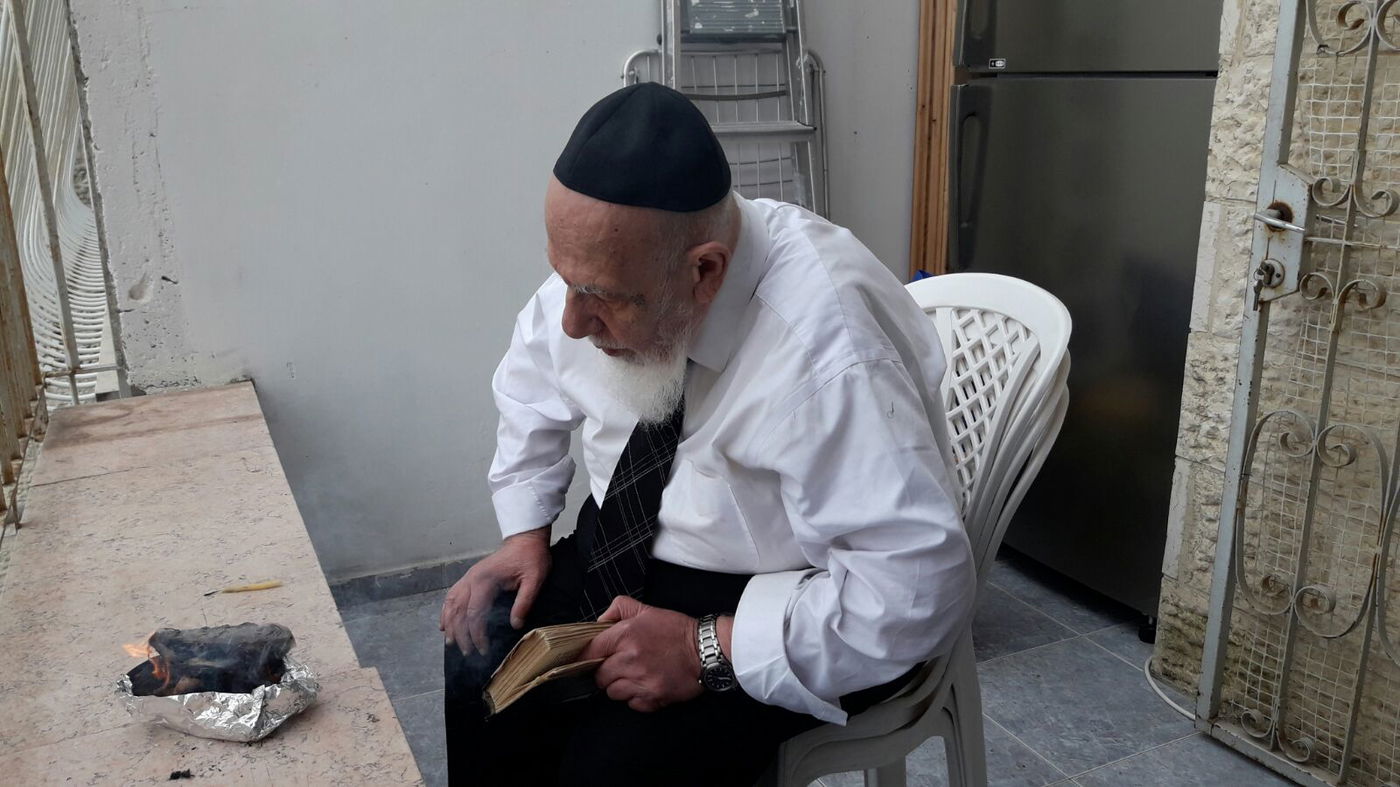 תיעוד: נשיא המועצת בבדיקת ושריפת חמץ