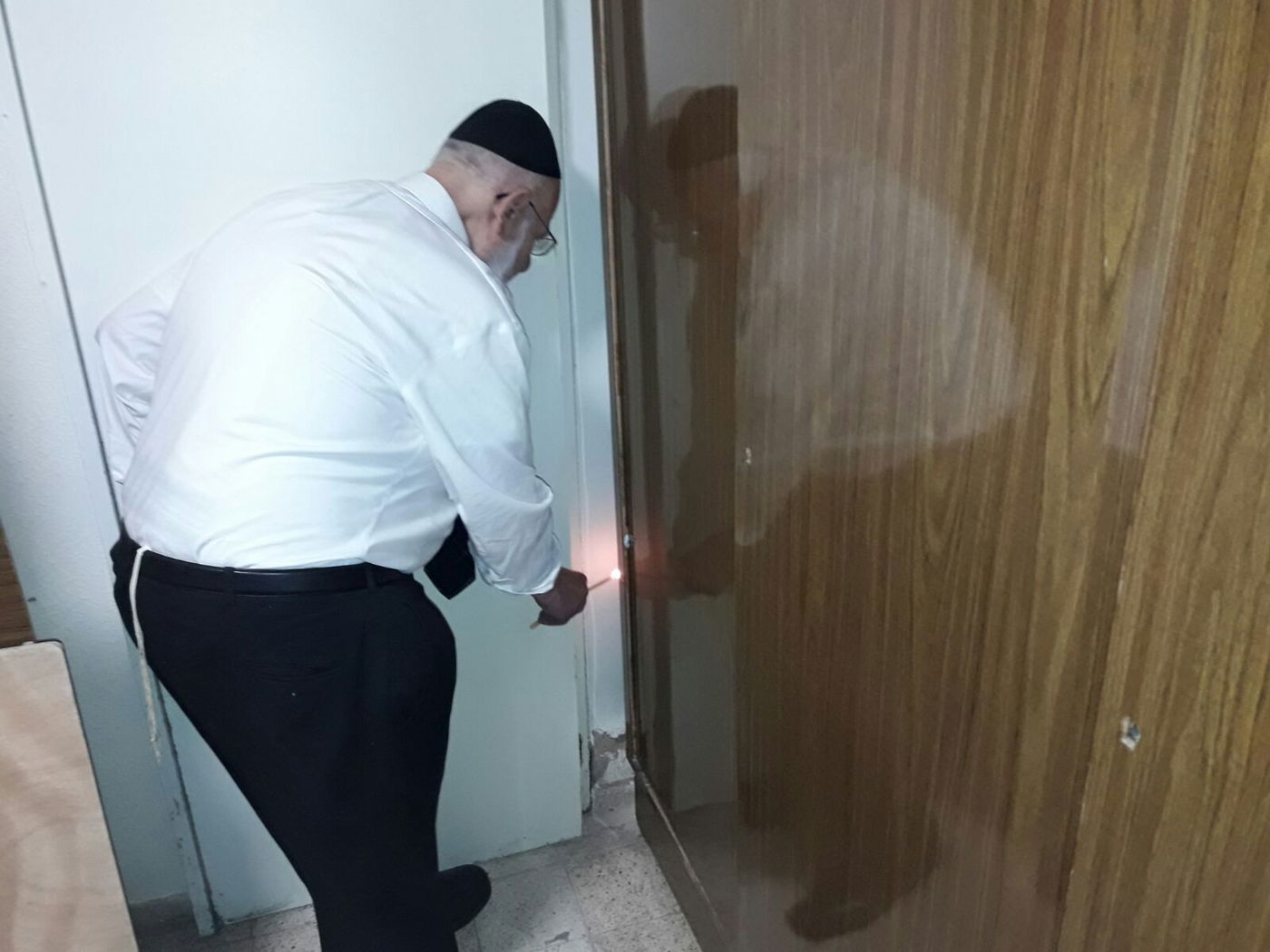 תיעוד: נשיא המועצת בבדיקת ושריפת חמץ