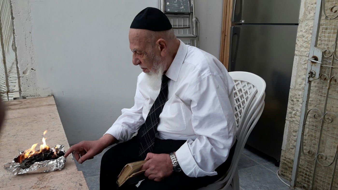 תיעוד: נשיא המועצת בבדיקת ושריפת חמץ