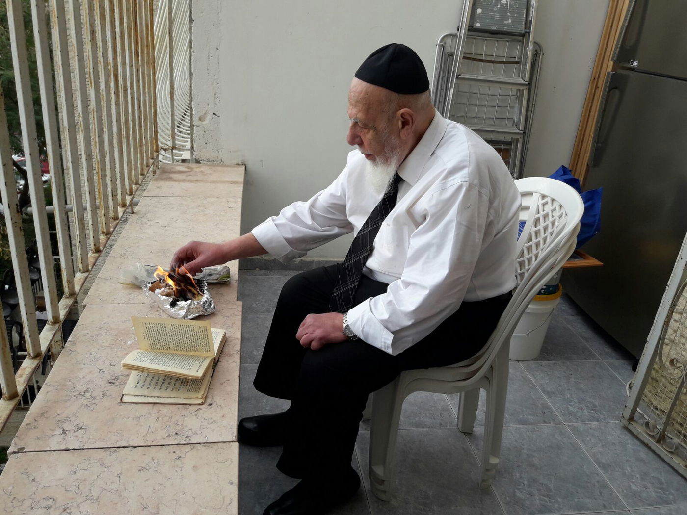 תיעוד: נשיא המועצת בבדיקת ושריפת חמץ