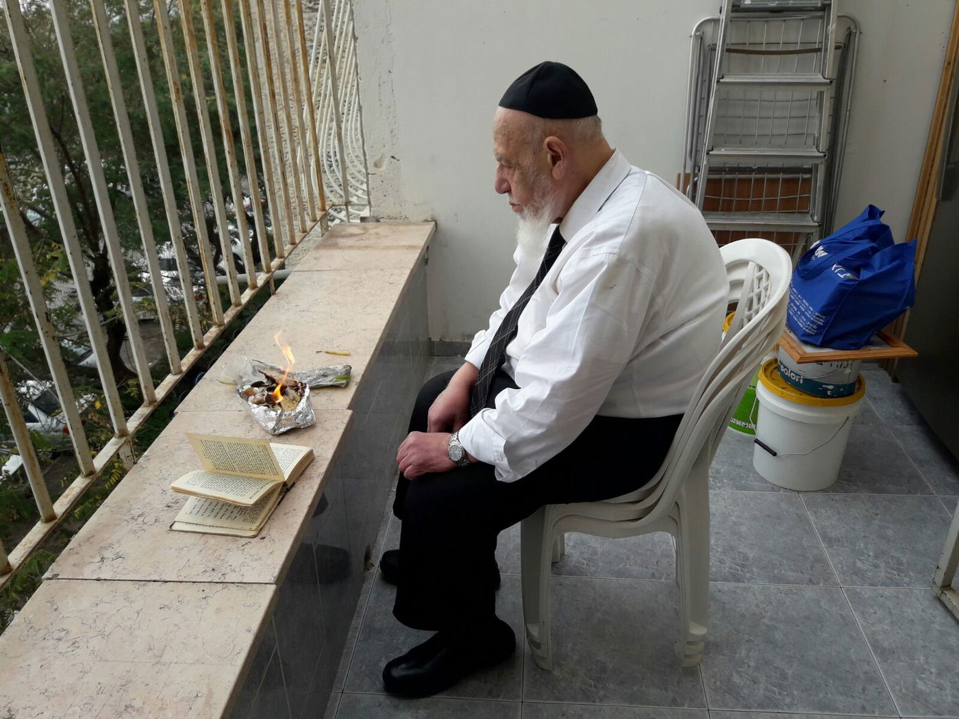 תיעוד: נשיא המועצת בבדיקת ושריפת חמץ