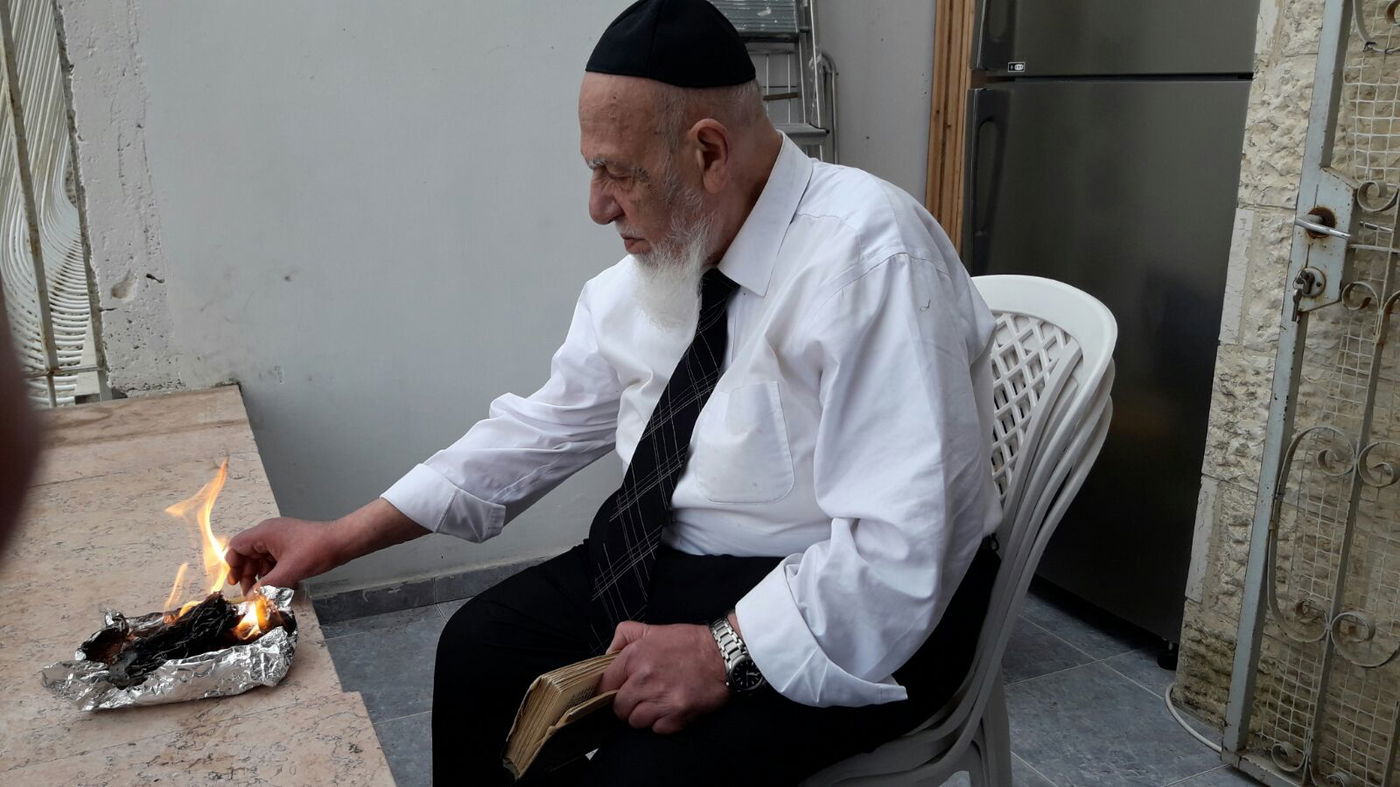 תיעוד: נשיא המועצת בבדיקת ושריפת חמץ