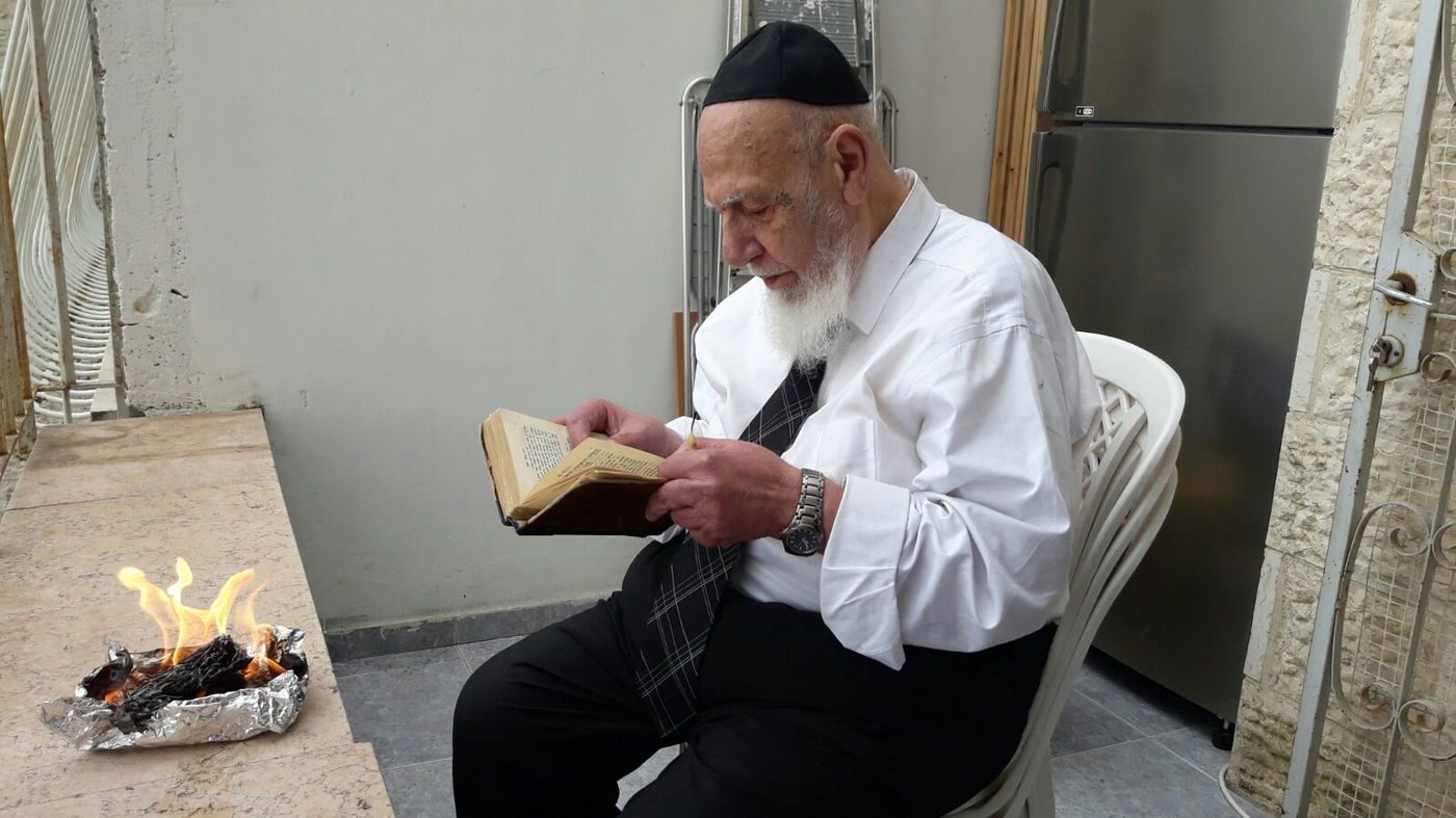 תיעוד: נשיא המועצת בבדיקת ושריפת חמץ