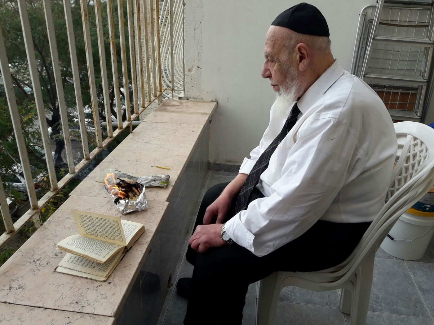 תיעוד: נשיא המועצת בבדיקת ושריפת חמץ