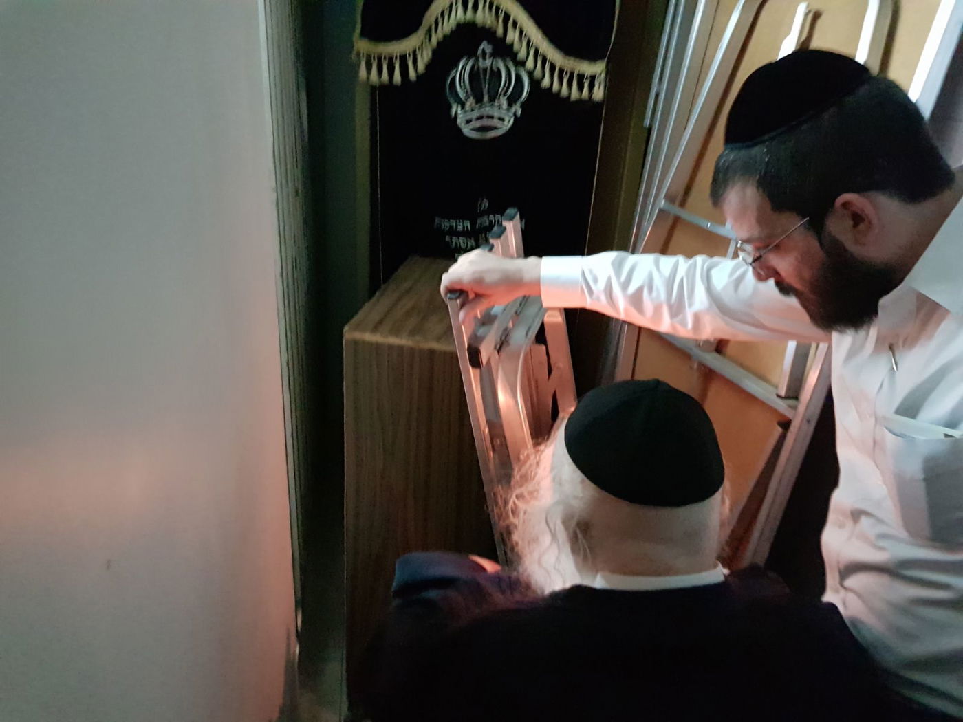 צפו: מרן שר התורה הגר"ח קנייבסקי בבדיקת ושריפת חמץ