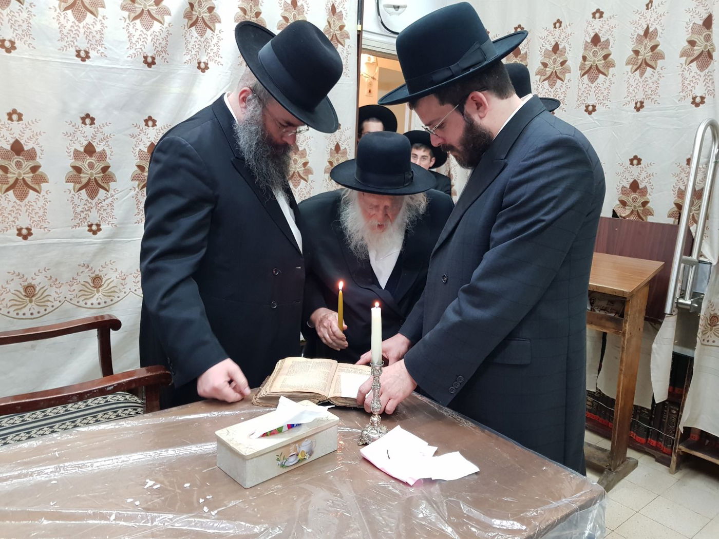 צפו: מרן שר התורה הגר"ח קנייבסקי בבדיקת ושריפת חמץ