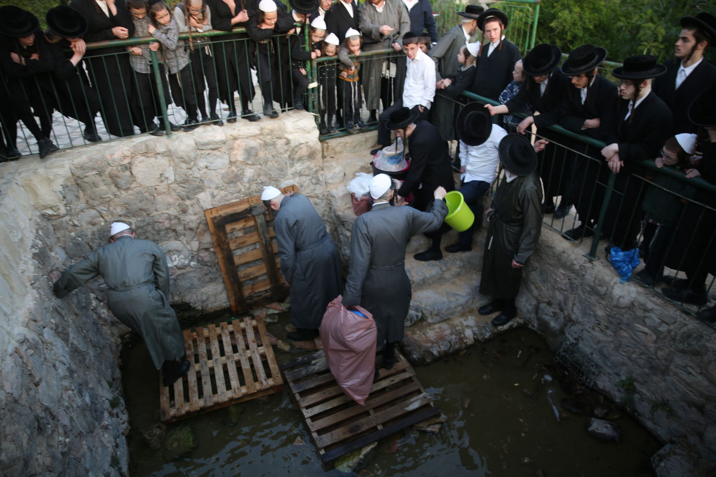 שאיבת 'מים שלנו' במעיין מטה - צפו בתיעוד