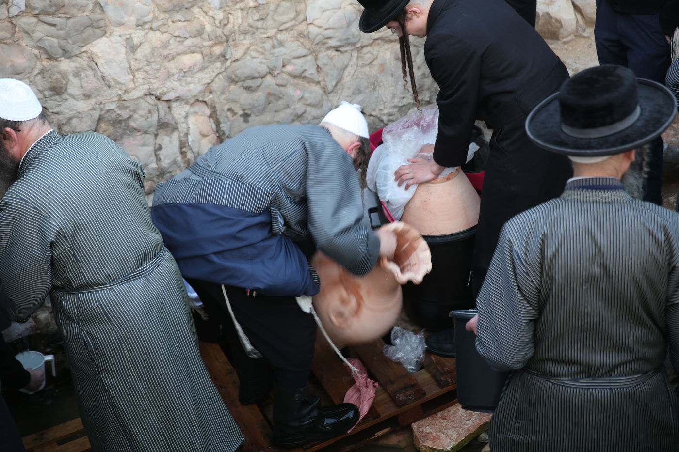 שאיבת 'מים שלנו' במעיין מטה - צפו בתיעוד