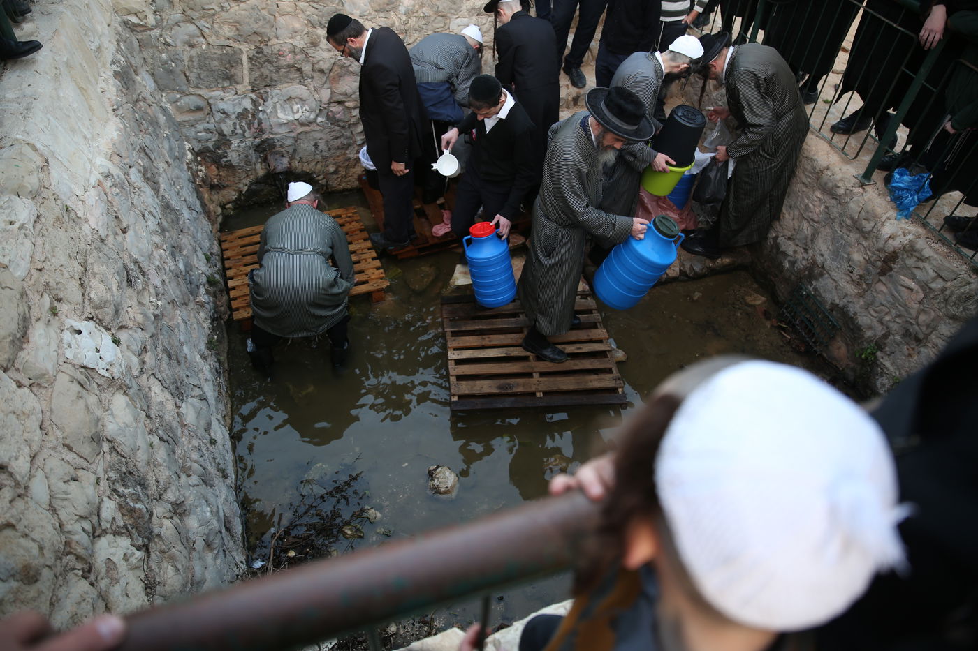 שאיבת 'מים שלנו' במעיין מטה - צפו בתיעוד