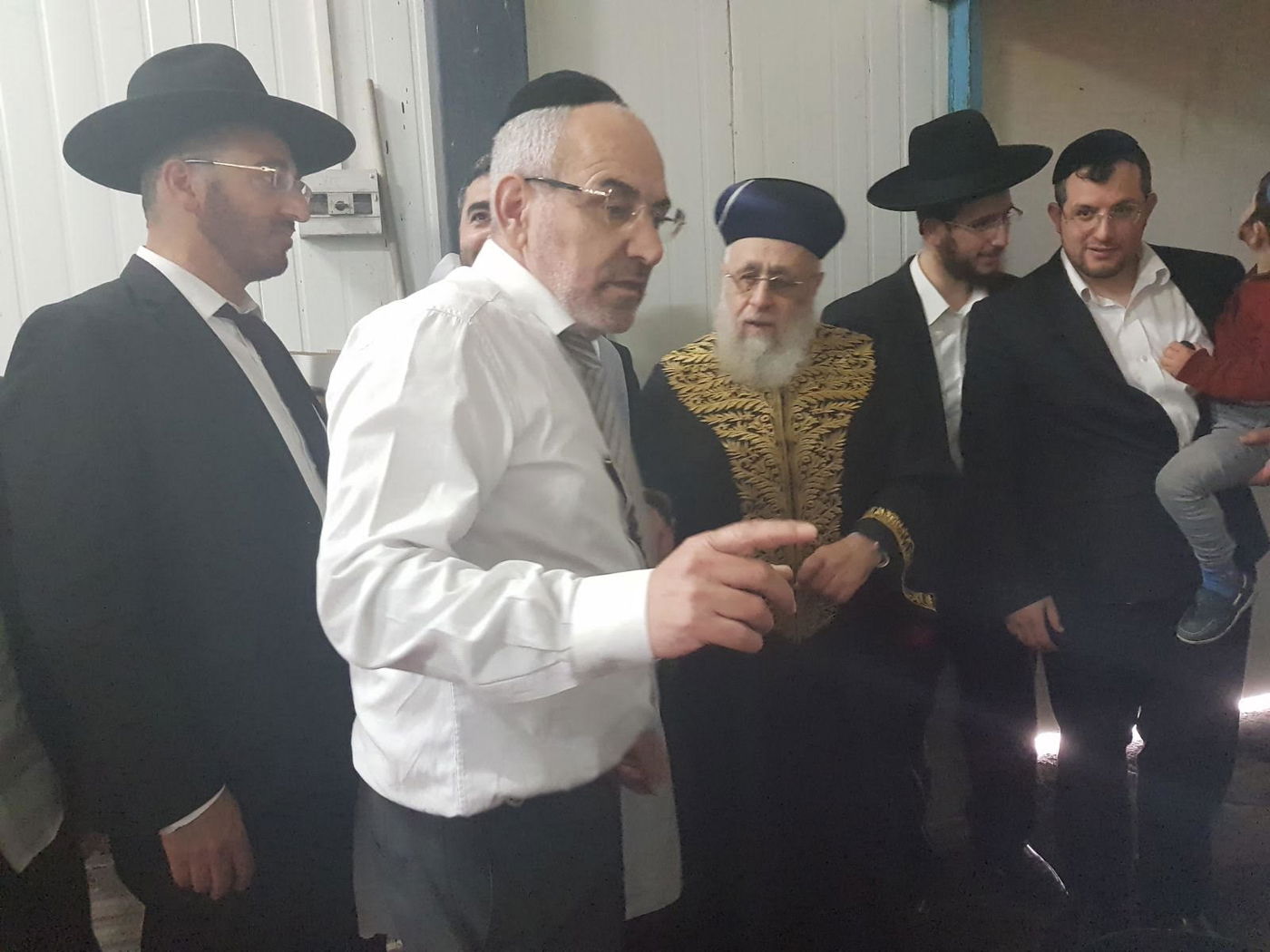 צפו: הראשל"צ במצוות הכנת מצות ערב החג