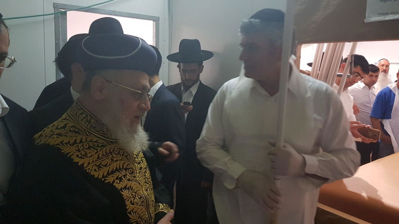 צפו: הראשל"צ במצוות הכנת מצות ערב החג