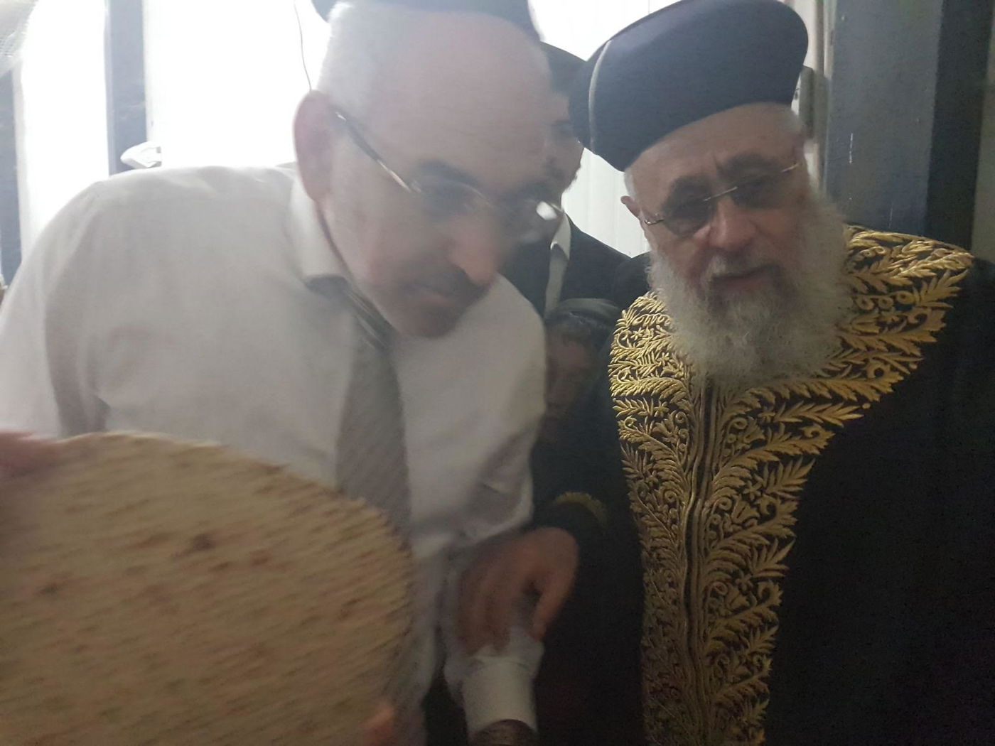 צפו: הראשל"צ במצוות הכנת מצות ערב החג