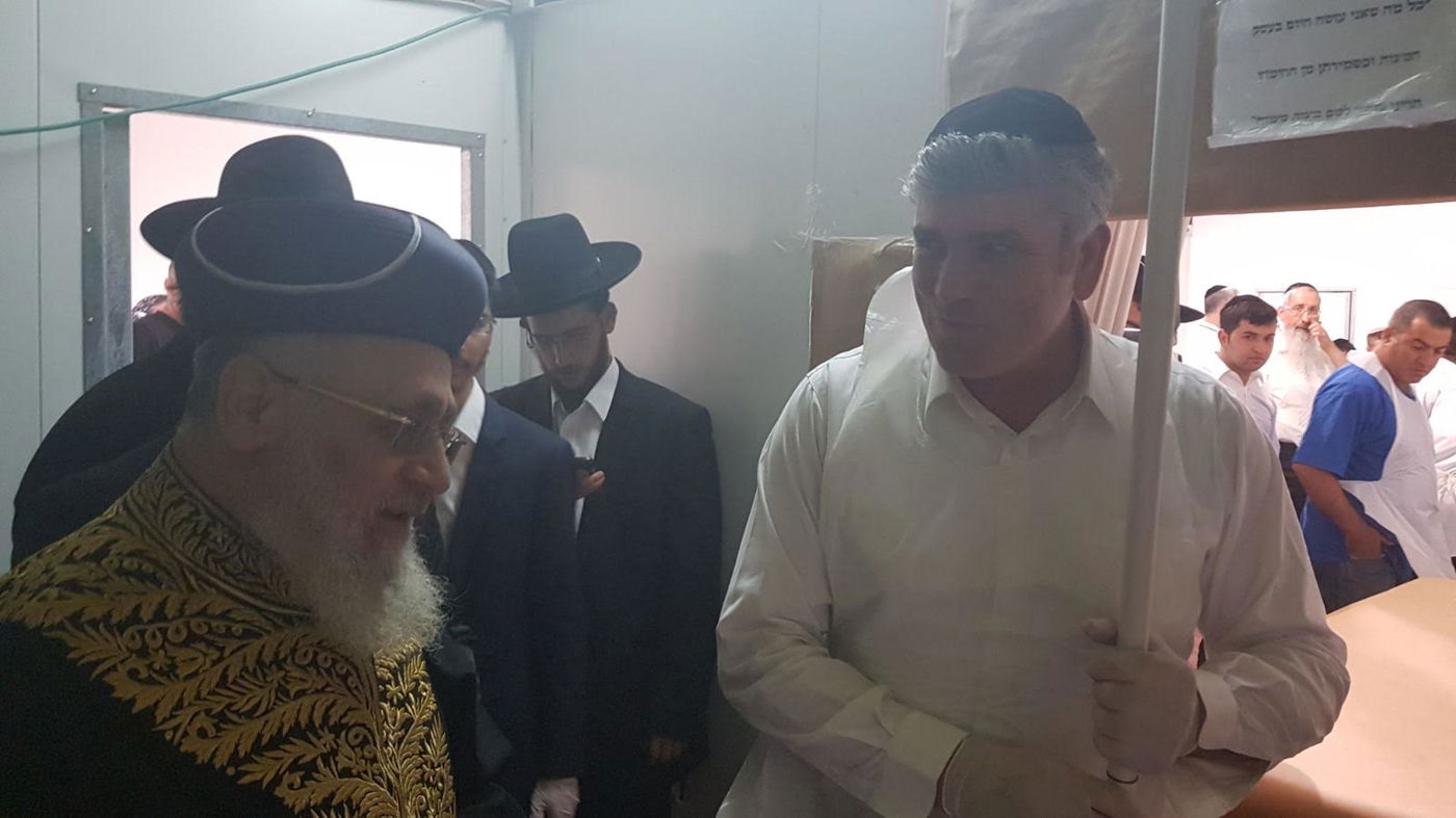 צפו: הראשל"צ במצוות הכנת מצות ערב החג