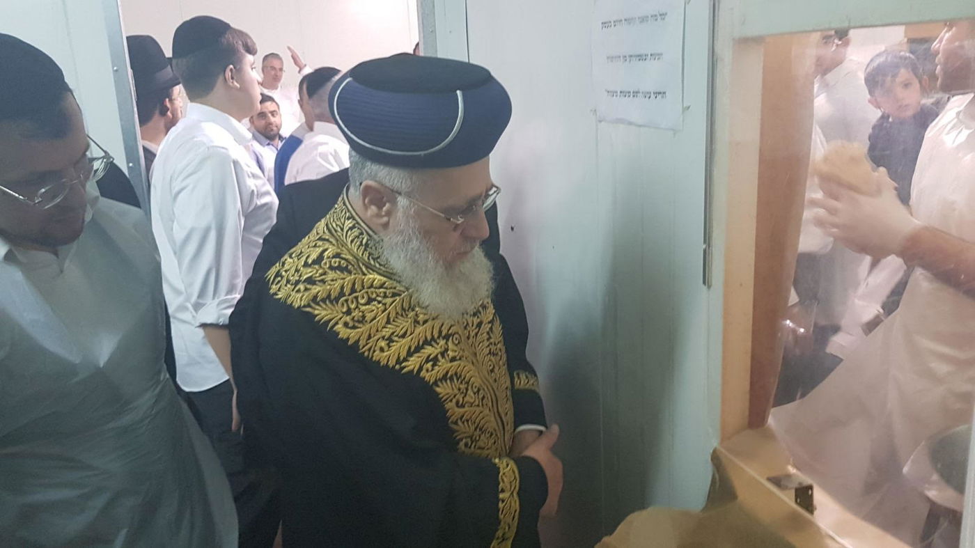 צפו: הראשל"צ במצוות הכנת מצות ערב החג