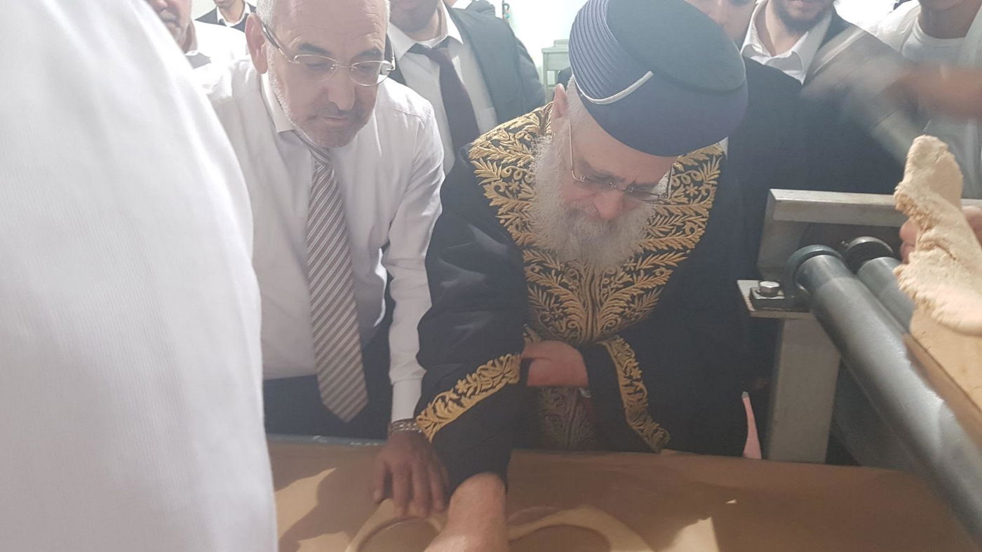 צפו: הראשל"צ במצוות הכנת מצות ערב החג