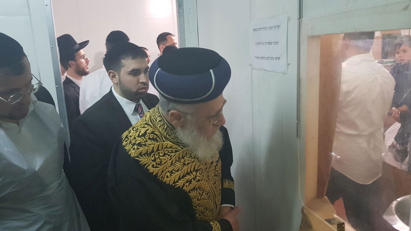 צפו: הראשל"צ במצוות הכנת מצות ערב החג