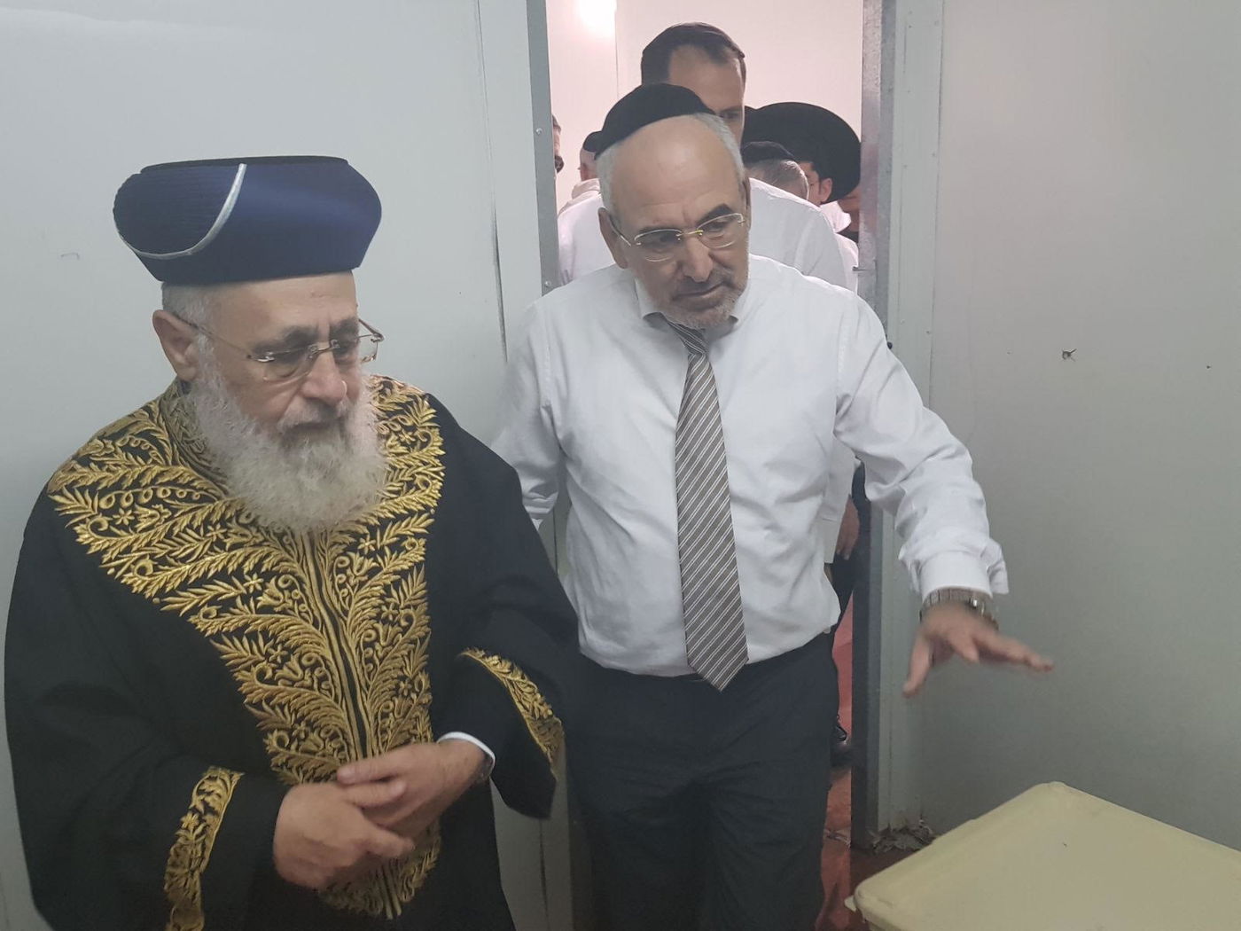 צפו: הראשל"צ במצוות הכנת מצות ערב החג