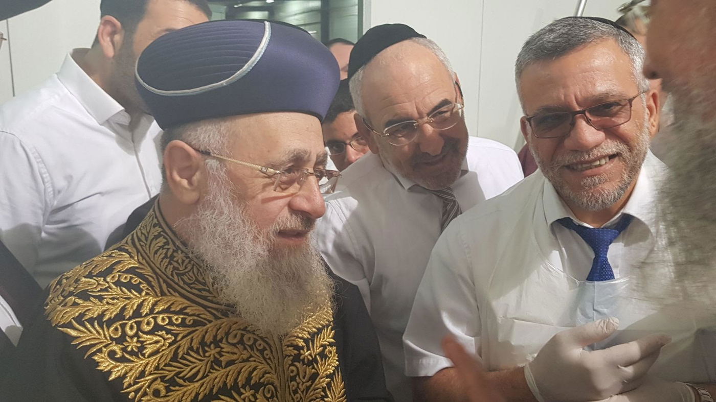 צפו: הראשל"צ במצוות הכנת מצות ערב החג