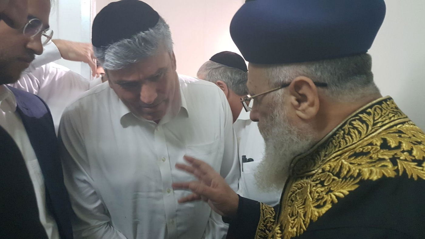 צפו: הראשל"צ במצוות הכנת מצות ערב החג