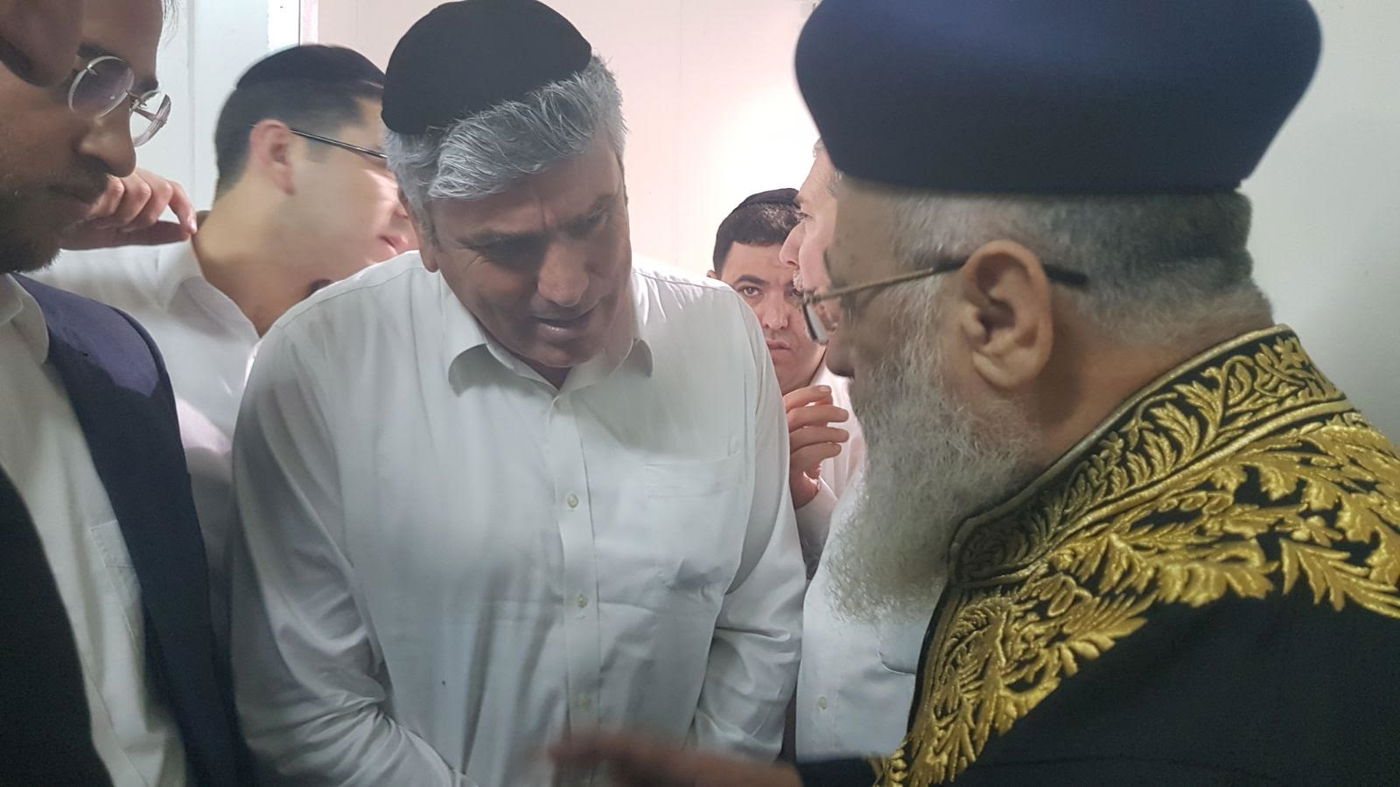 צפו: הראשל"צ במצוות הכנת מצות ערב החג