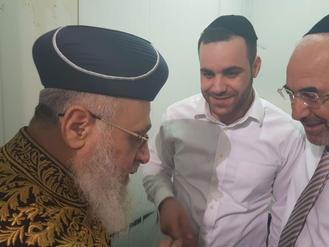 צפו: הראשל"צ במצוות הכנת מצות ערב החג