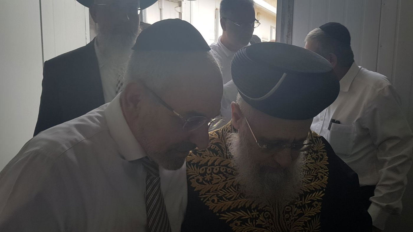 צפו: הראשל"צ במצוות הכנת מצות ערב החג