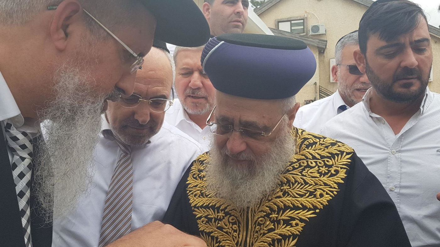 צפו: הראשל"צ במצוות הכנת מצות ערב החג