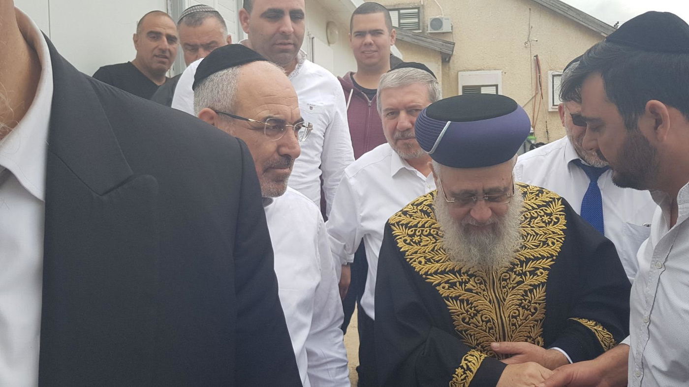 צפו: הראשל"צ במצוות הכנת מצות ערב החג