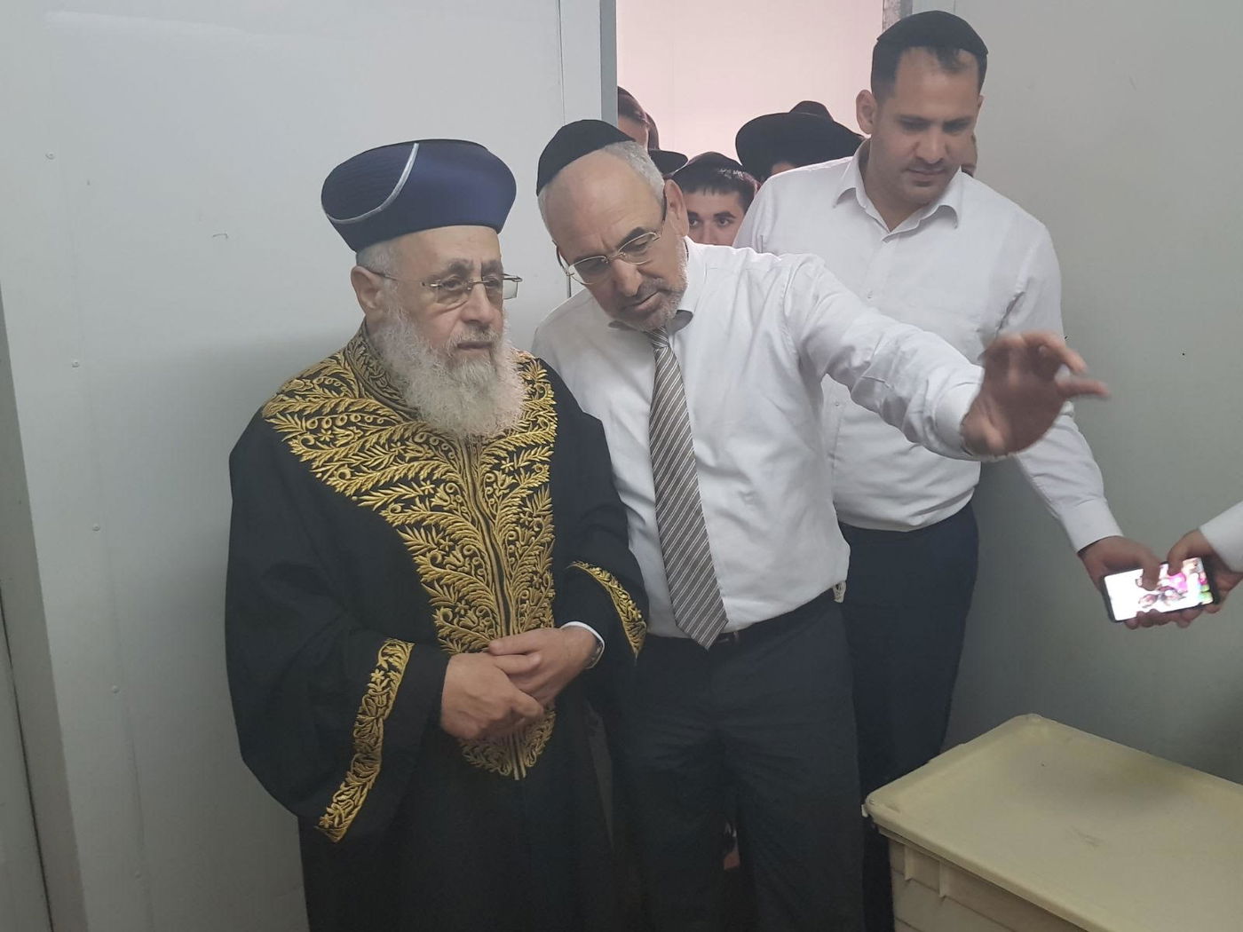 צפו: הראשל"צ במצוות הכנת מצות ערב החג