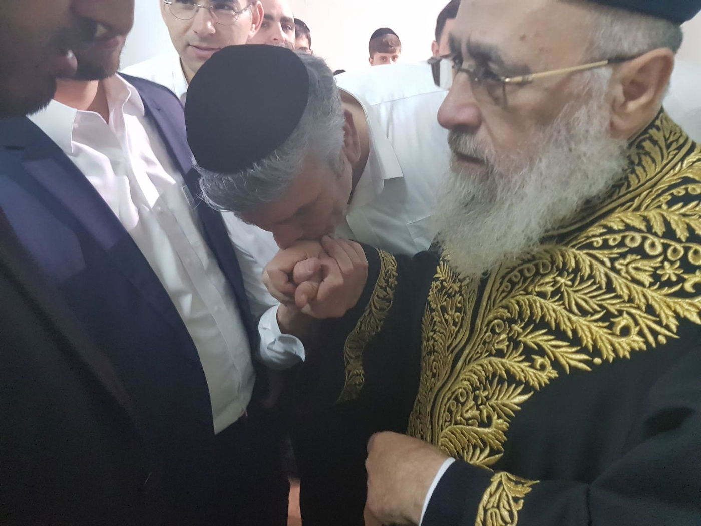 צפו: הראשל"צ במצוות הכנת מצות ערב החג