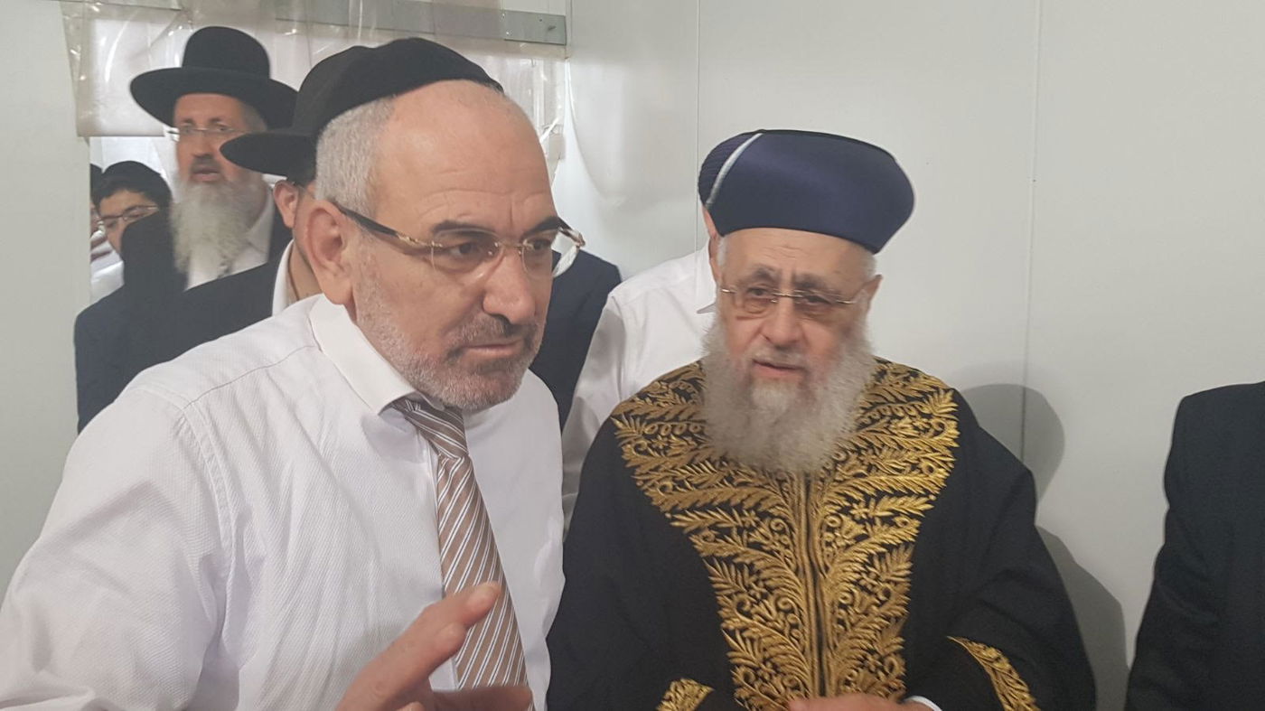 צפו: הראשל"צ במצוות הכנת מצות ערב החג