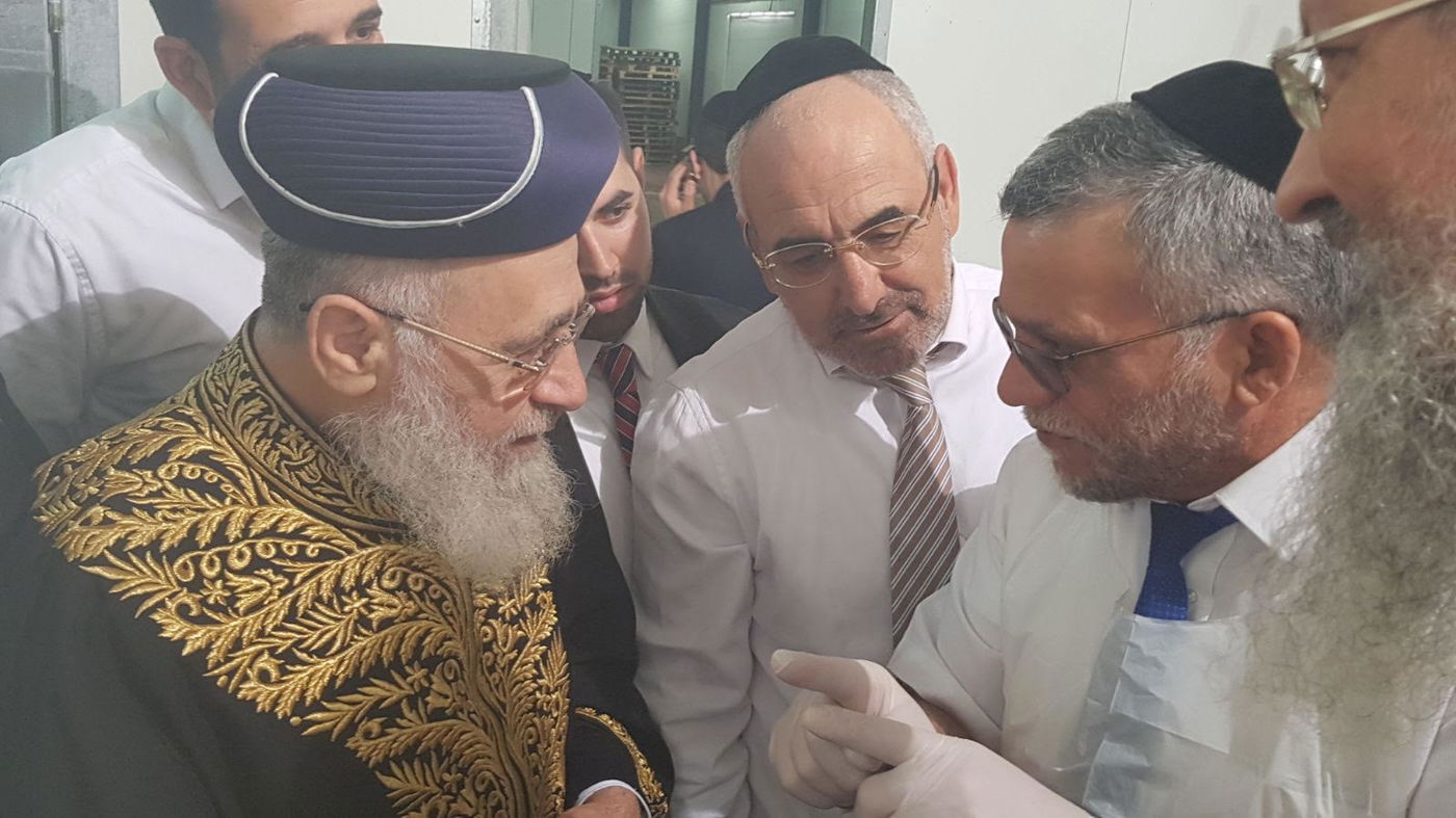 צפו: הראשל"צ במצוות הכנת מצות ערב החג