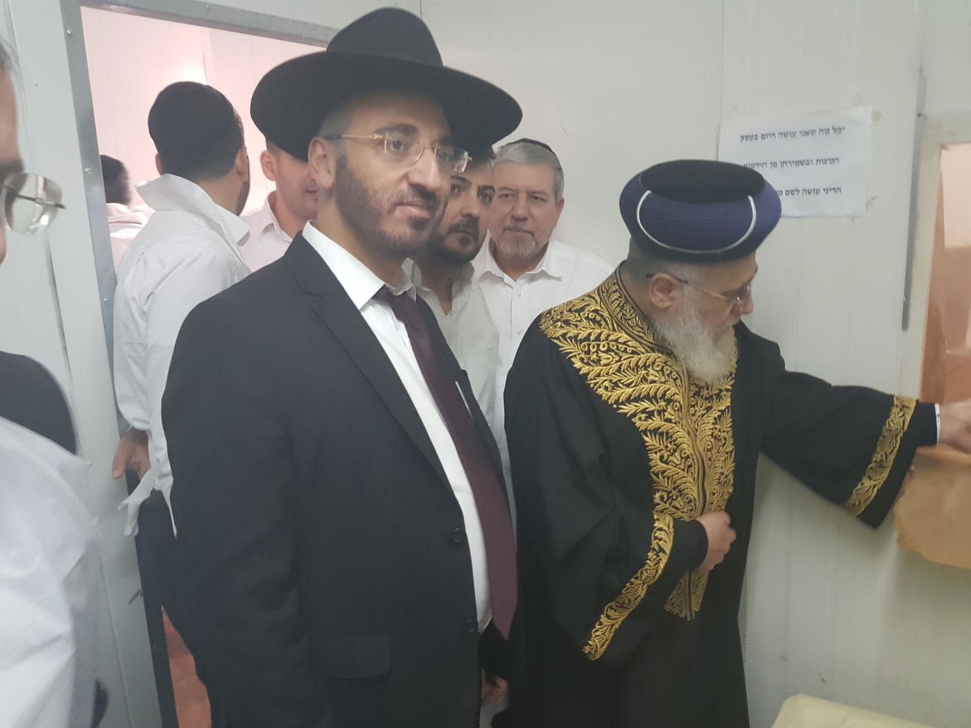 צפו: הראשל"צ במצוות הכנת מצות ערב החג