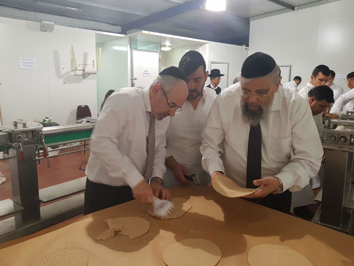 צפו: הראשל"צ במצוות הכנת מצות ערב החג