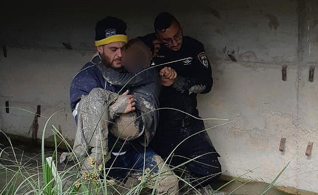 חילוץ הילד מהבוץ