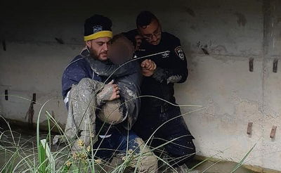 חילוץ הילד מהבוץ