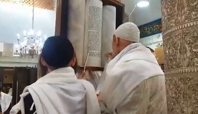 המקובל נישק שוב ושוב את אותיות התורה • צפו