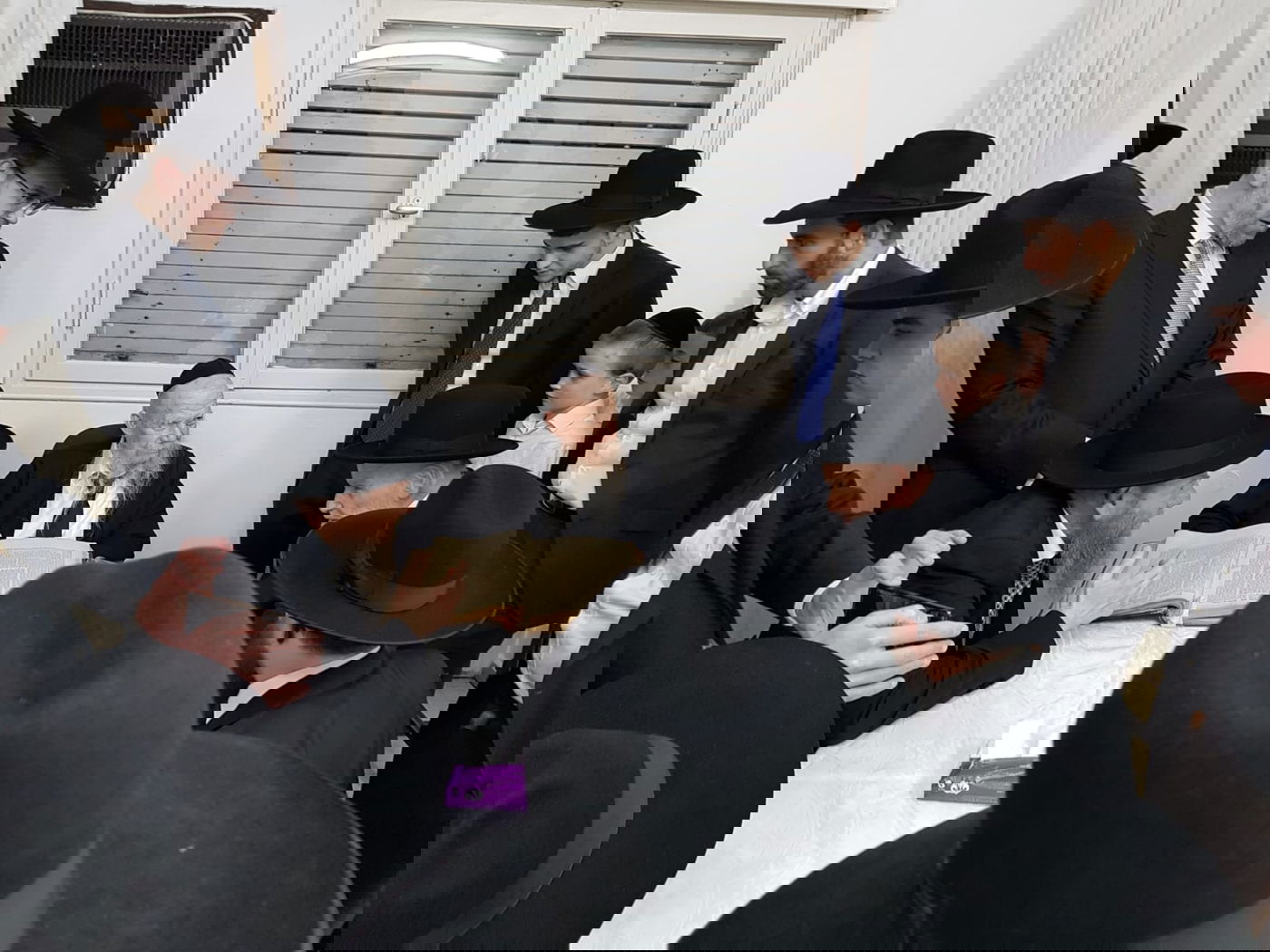 הגרמ"ה הירש והגרמ"ש אדלשטיין בהקבלת פני הגרי"ג אדלשטיין. צפו