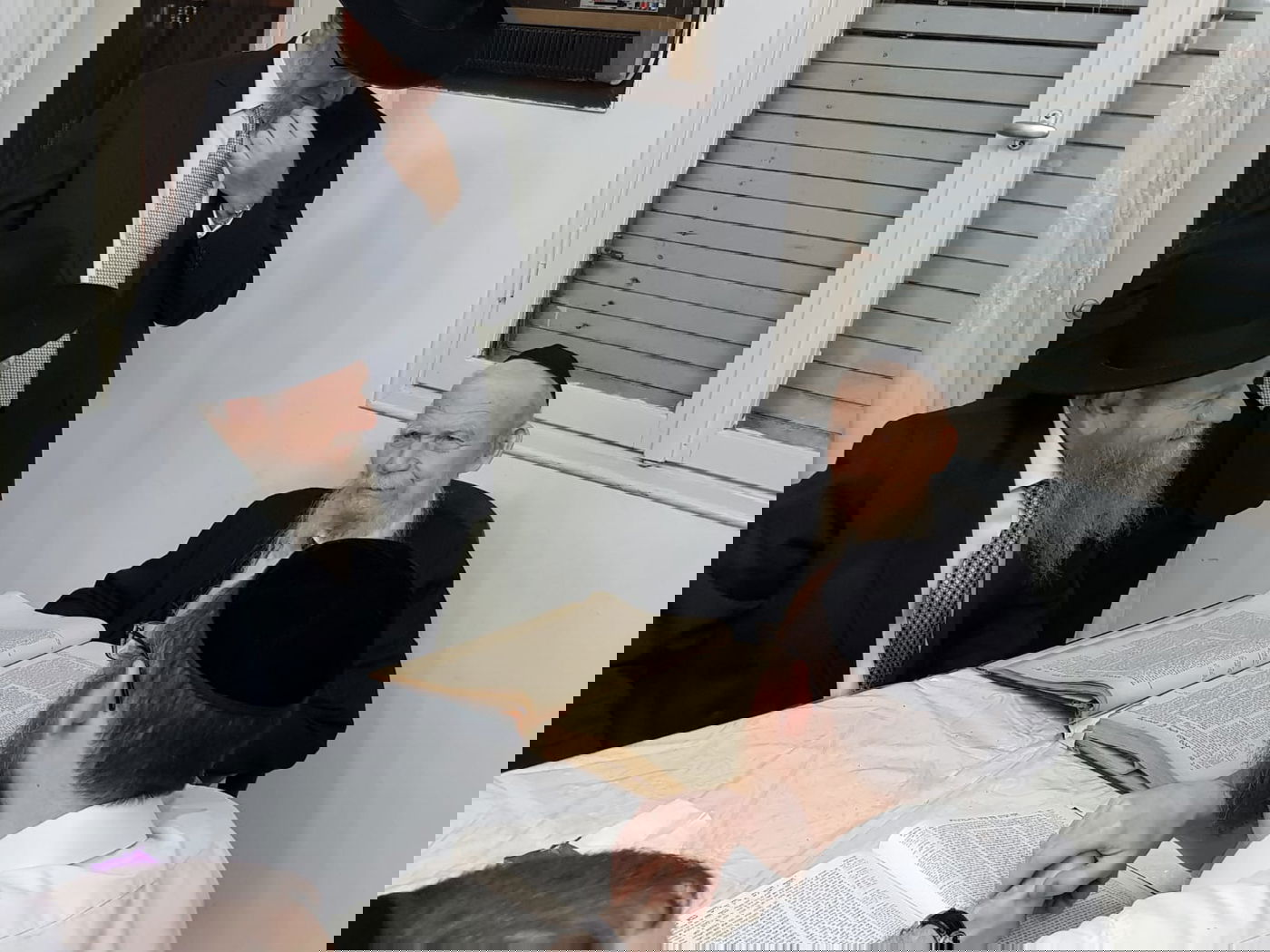 הגרמ"ה הירש והגרמ"ש אדלשטיין בהקבלת פני הגרי"ג אדלשטיין. צפו