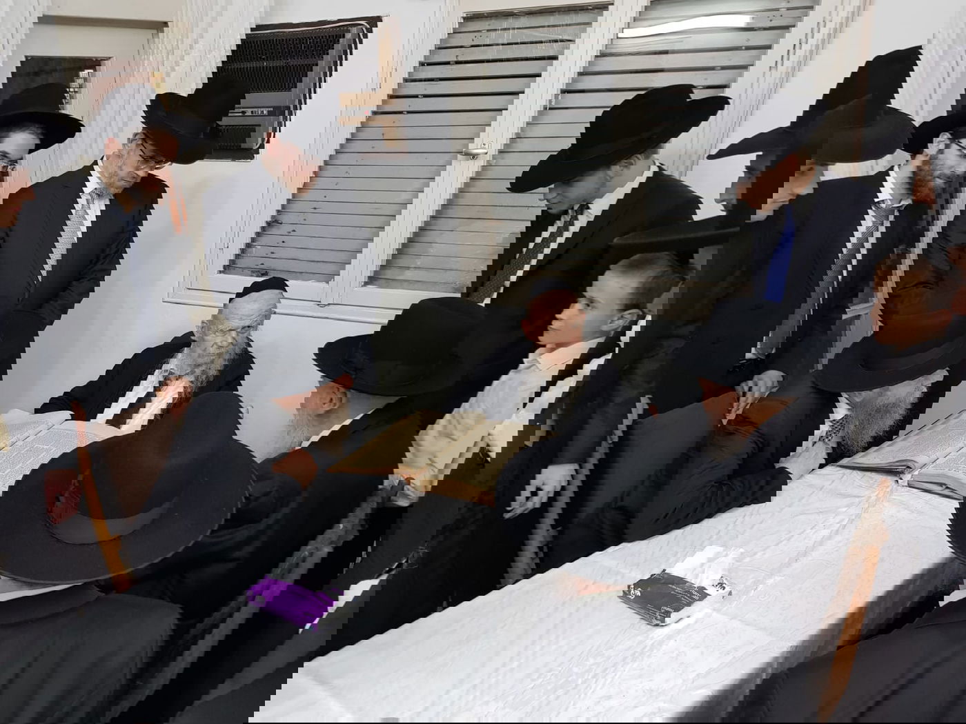 הגרמ"ה הירש והגרמ"ש אדלשטיין בהקבלת פני הגרי"ג אדלשטיין. צפו