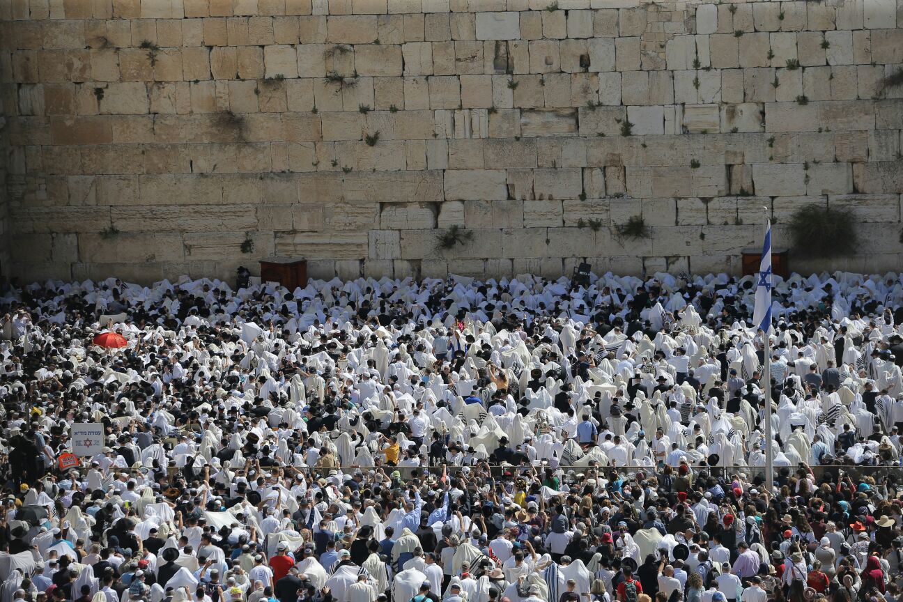 אלפים השתתפו בברכת כהנים בכותל המערבי • צפו
