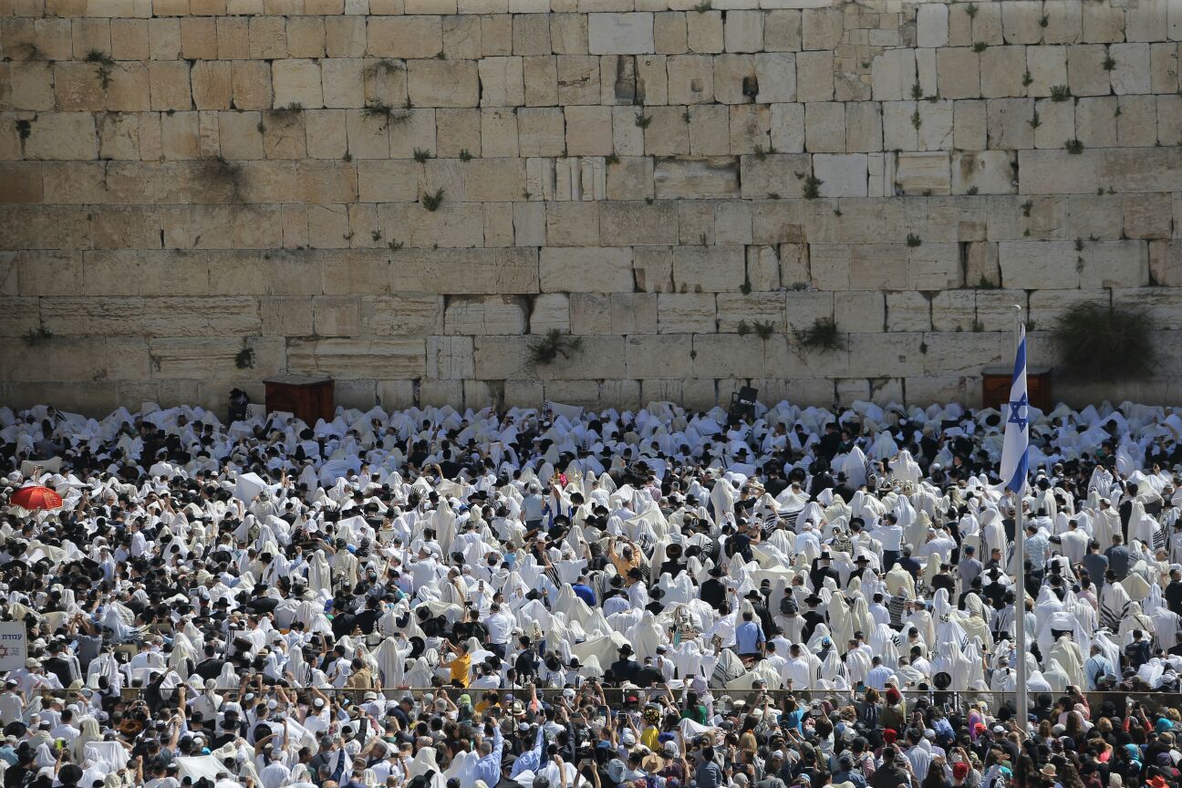 אלפים השתתפו בברכת כהנים בכותל המערבי • צפו