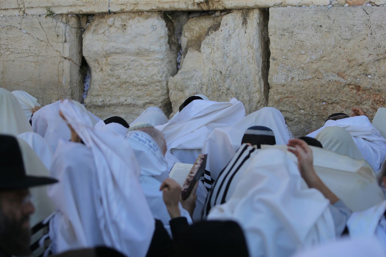 אלפים השתתפו בברכת כהנים בכותל המערבי • צפו