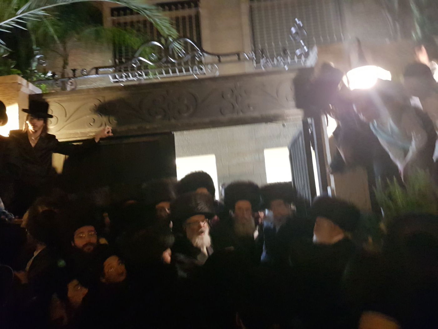 האדמו"ר מבעלזא ממתין למרן שר התורה בפתח ביתו