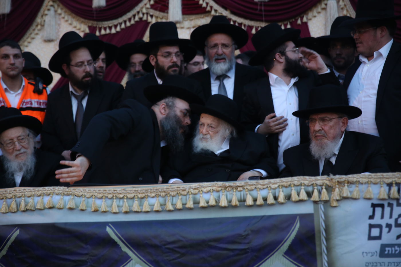 במעמד מיוחד: אלפים קיבלו בשירה את פני מרן שר התורה