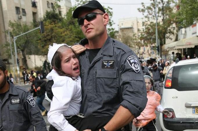 ילד חרדי קטן נעצר בהפגנות בירושלים • צפו