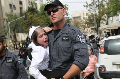 ילד חרדי קטן נעצר בהפגנות בירושלים • צפו