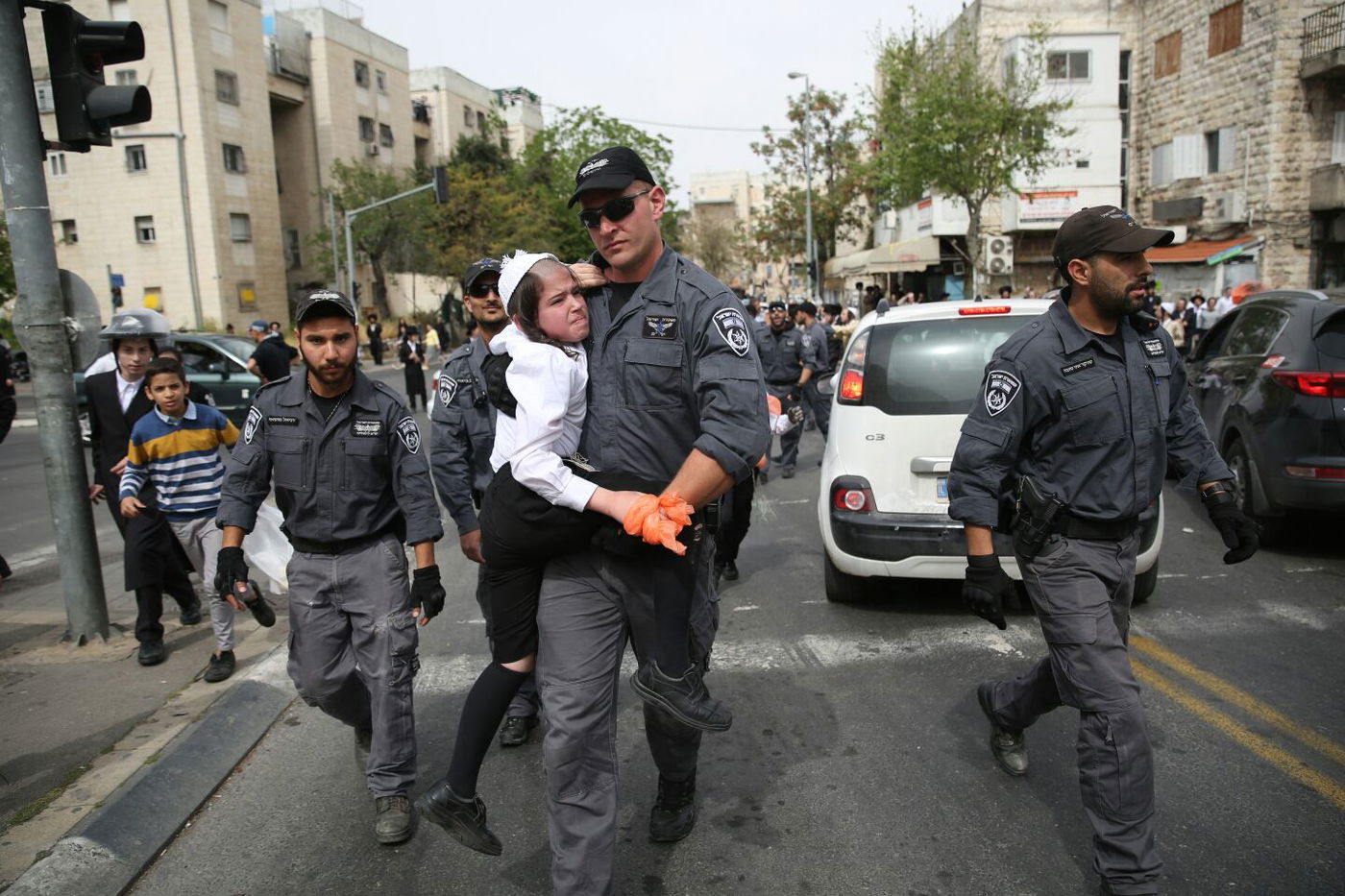 ילד חרדי קטן נעצר בהפגנות בירושלים • צפו