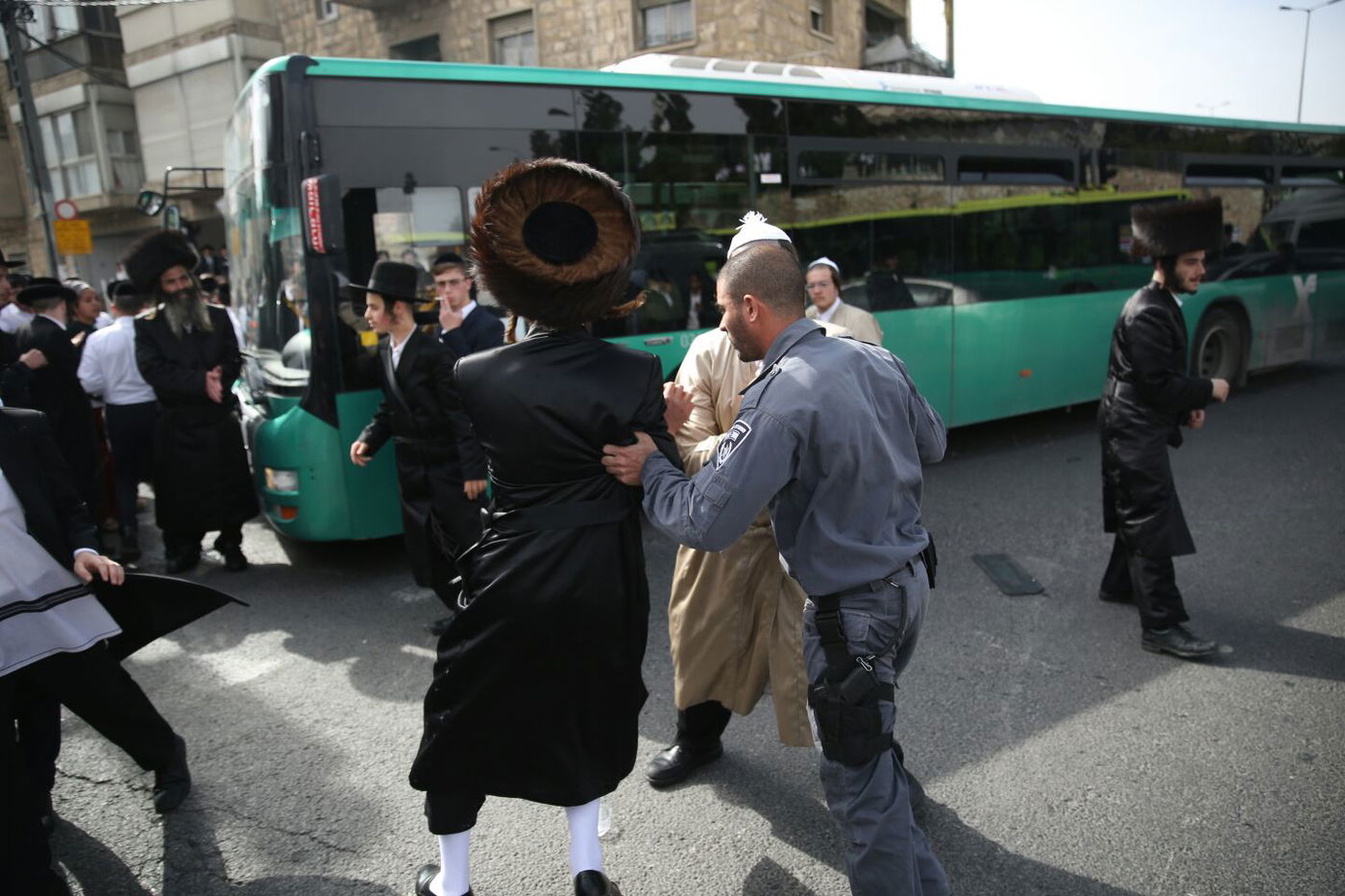 ילד חרדי קטן נעצר בהפגנות בירושלים • צפו