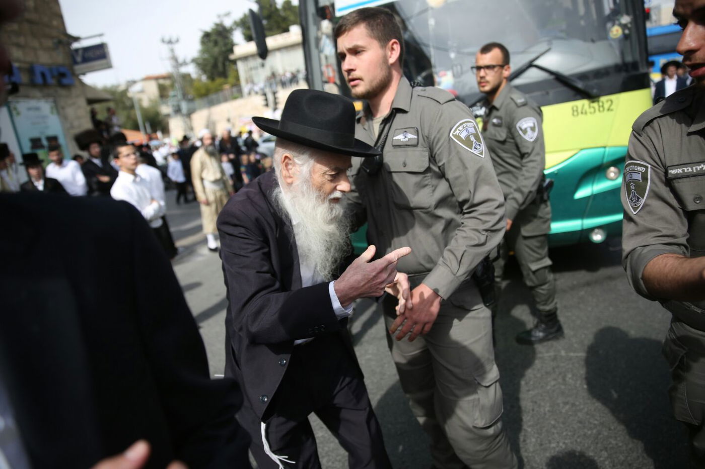 ילד חרדי קטן נעצר בהפגנות בירושלים • צפו